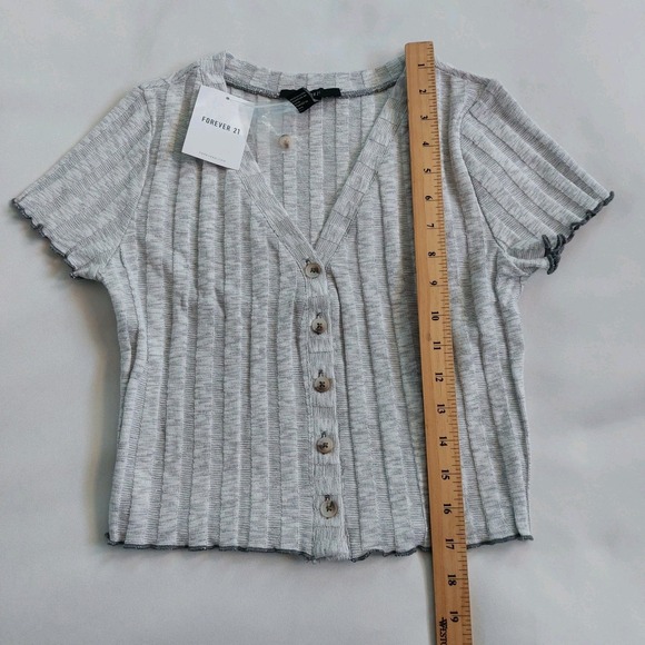 Forever 21 Woman's Heather Gray Ribbed Button Front Crop Top Size Medium - Picture 3 of 5